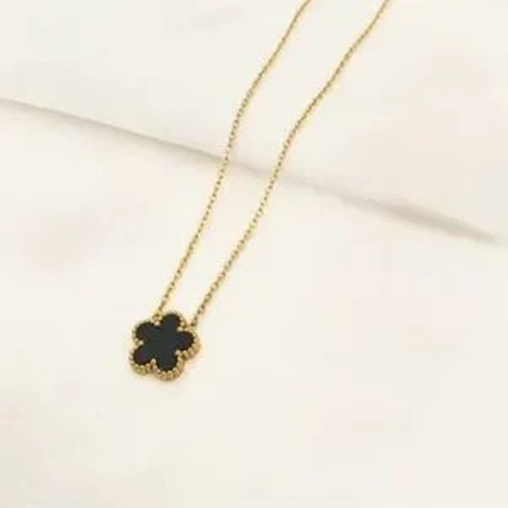 ?? Elegant Gold and Black Flower Pendant Necklace